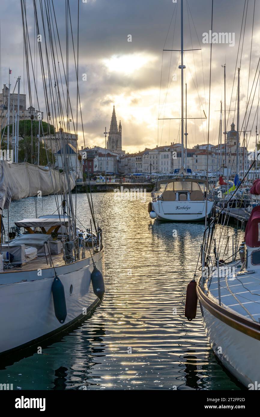 Porto vecchio con yacht e barche da pesca bagnate dalla luce della sera nella splendida cittadina di mare di la Rochelle, sulla costa occidentale della Francia. Foto Stock