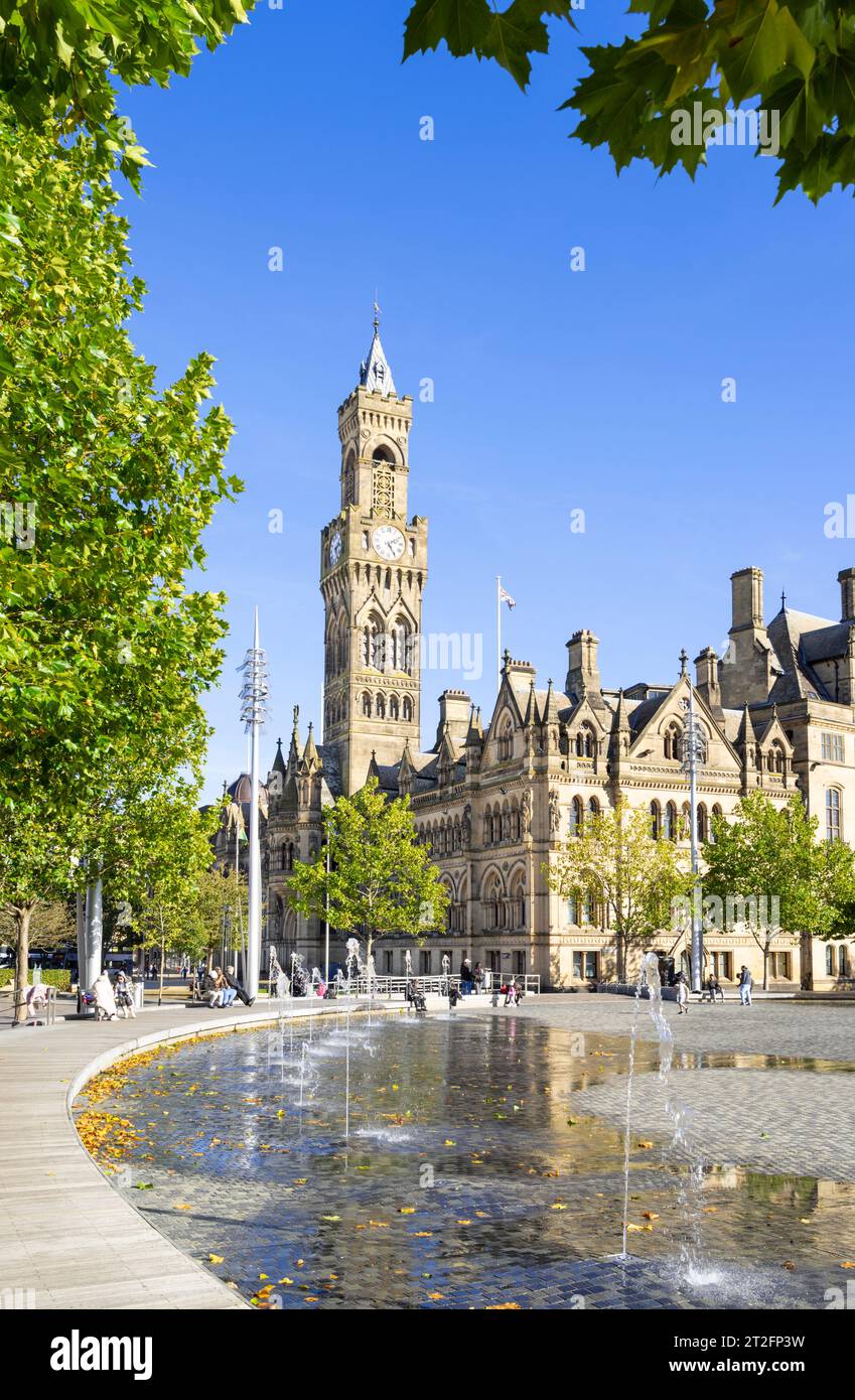 La torre dell'orologio del municipio di Bradford o il municipio di Bradford nel centro di Bradford Centenary Square con fontane Bradford Yorkshire Inghilterra Regno Unito GB Europa Foto Stock