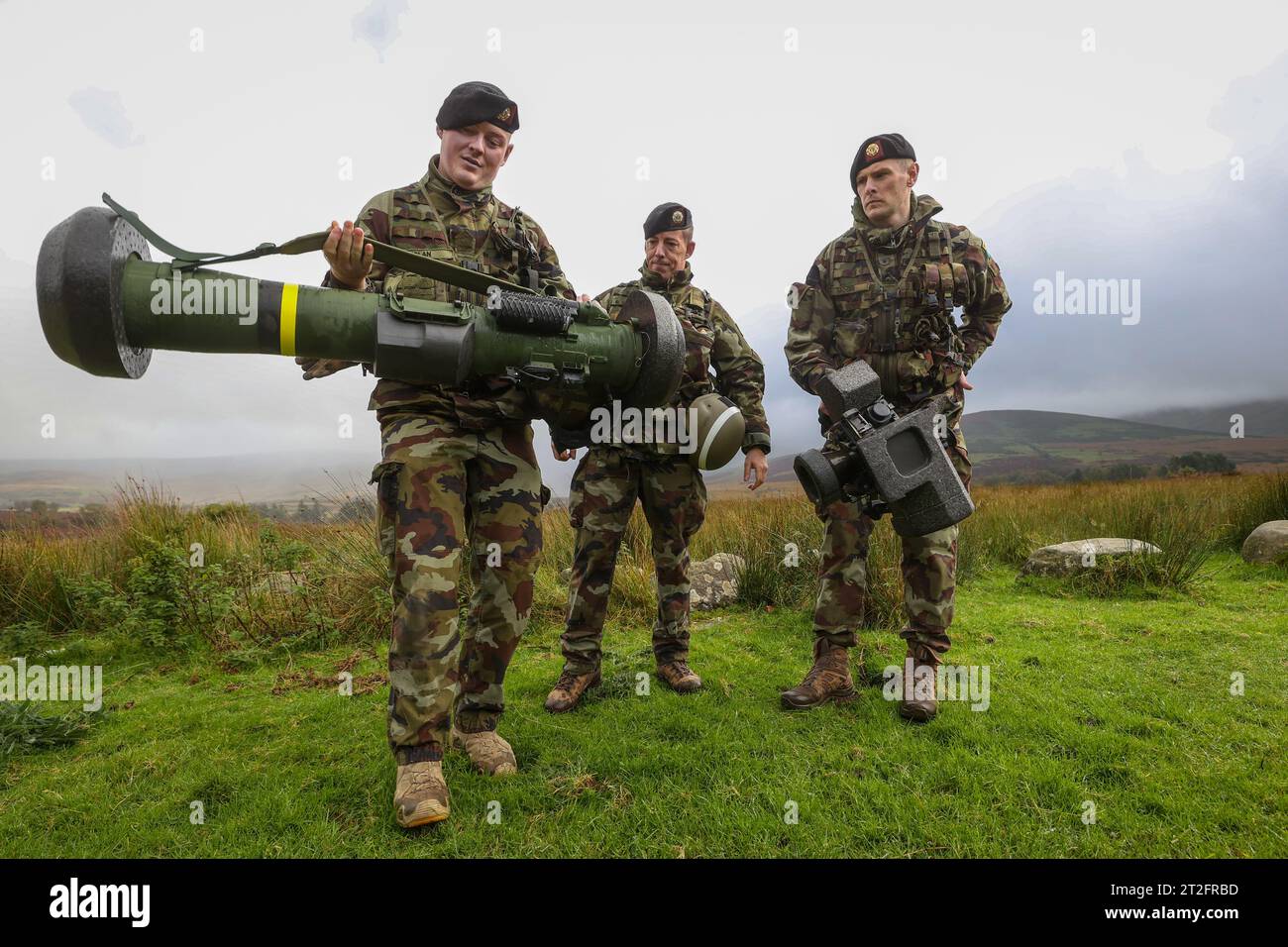 (Da sinistra) Pte Jordan Nolan, Sgt Chris Taylor e Pte Josh Moore con un sistema d'arma Javelin FGM-148 durante un esercizio di preparazione alla missione di spiegamento per il 123rd Battalion di fanteria a Glen of Imaal, Co Wicklow. 334 soldati delle forze di difesa irlandesi, insieme a nove soldati delle forze armate di Malta - che insieme costituiscono il 123° Battaglione di fanteria - stanno entrando nella fase finale di addestramento in preparazione del loro imminente dispiegamento presso la forza interinale delle Nazioni Unite in Libano (UNIFIL), a partire dal sud del Libano a novembre. Data immagine: Giovedì 19 ottobre 2023. Foto Stock