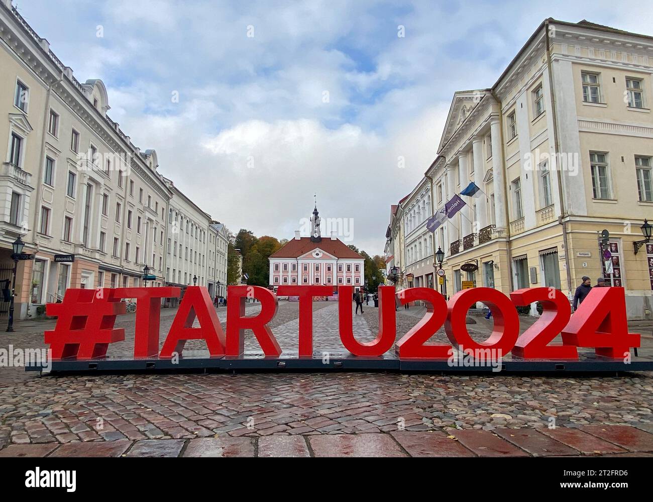 Tartu, Estonia. 19 ottobre 2023. Una scritta "#Tartu2024" è eretta in grandi lettere sulla piazza del municipio. La seconda città più grande dell'Estonia, Tartu, ha presentato il suo programma come capitale europea della cultura 2024 giovedì. Credito: Alexander Welscher/dpa/Alamy Live News Foto Stock