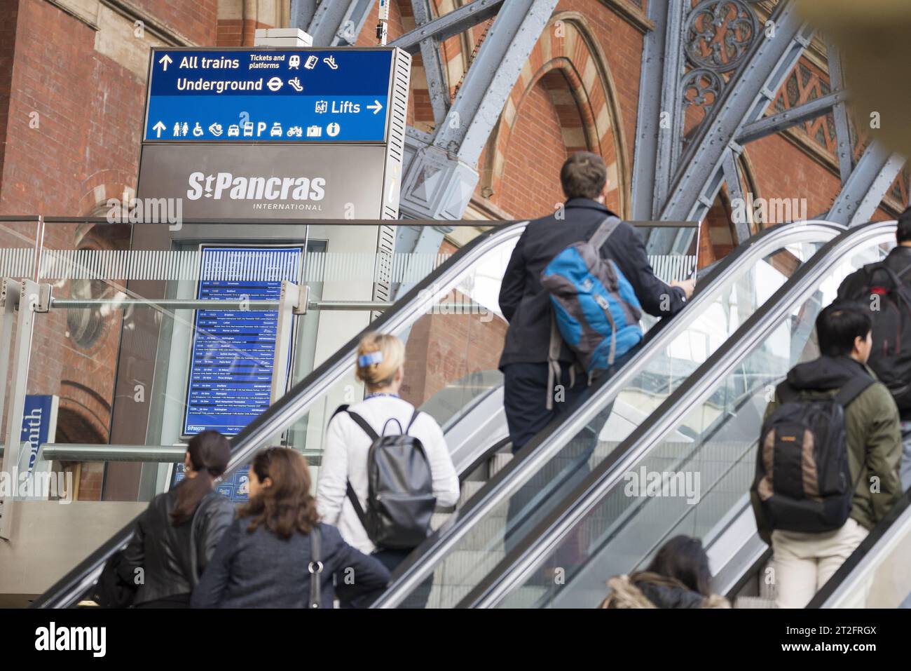 I passeggeri viaggiano sulle scale mobili alla stazione internazionale di St Pancras, Londra, dirigendosi verso i treni Eurostar e la metropolitana durante l'ora di punta nei giorni feriali. Foto Stock