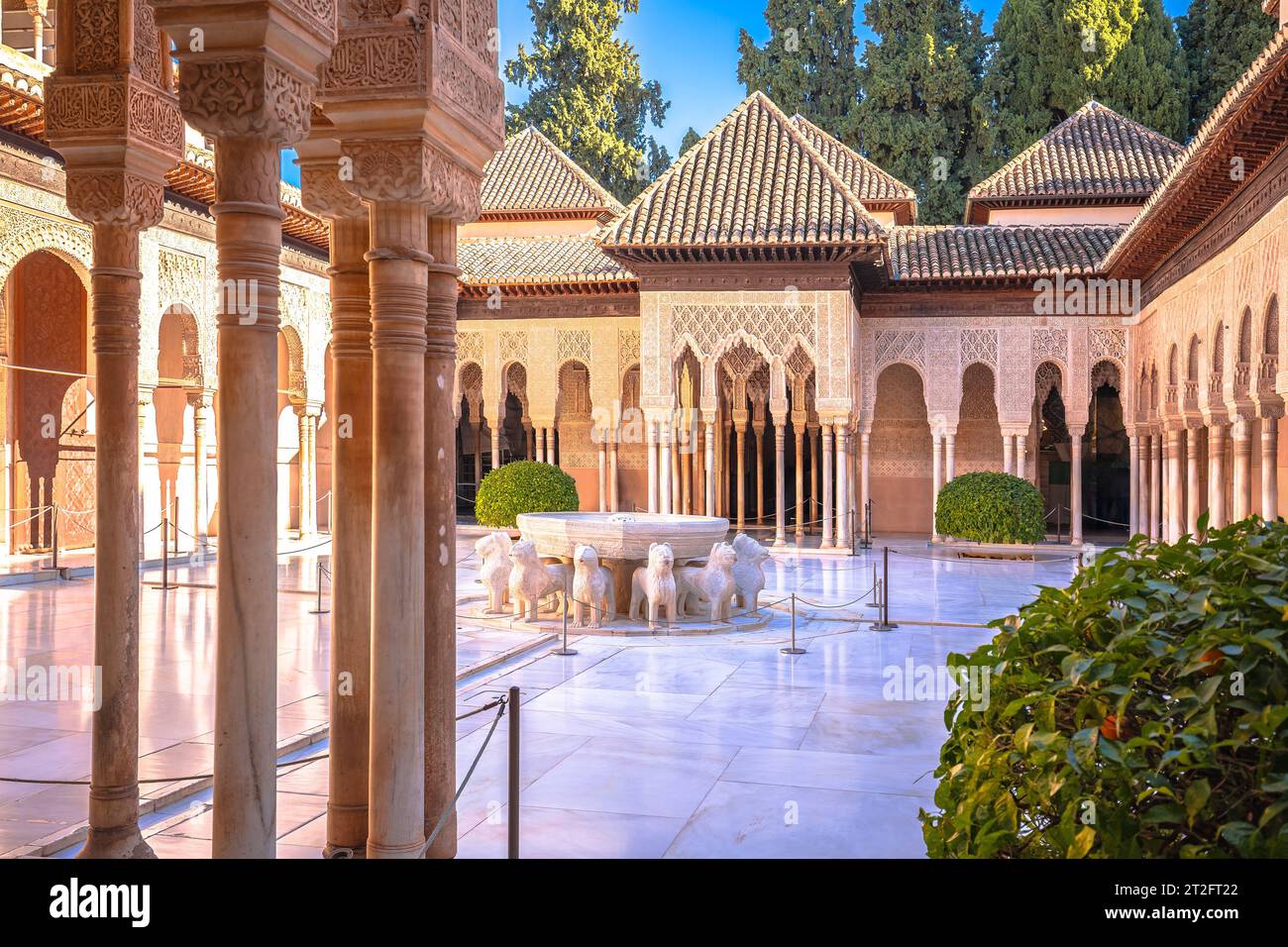 L'architettura islamica dell'Alhambra, Granada, nella regione spagnola dell'Andalusia Foto Stock