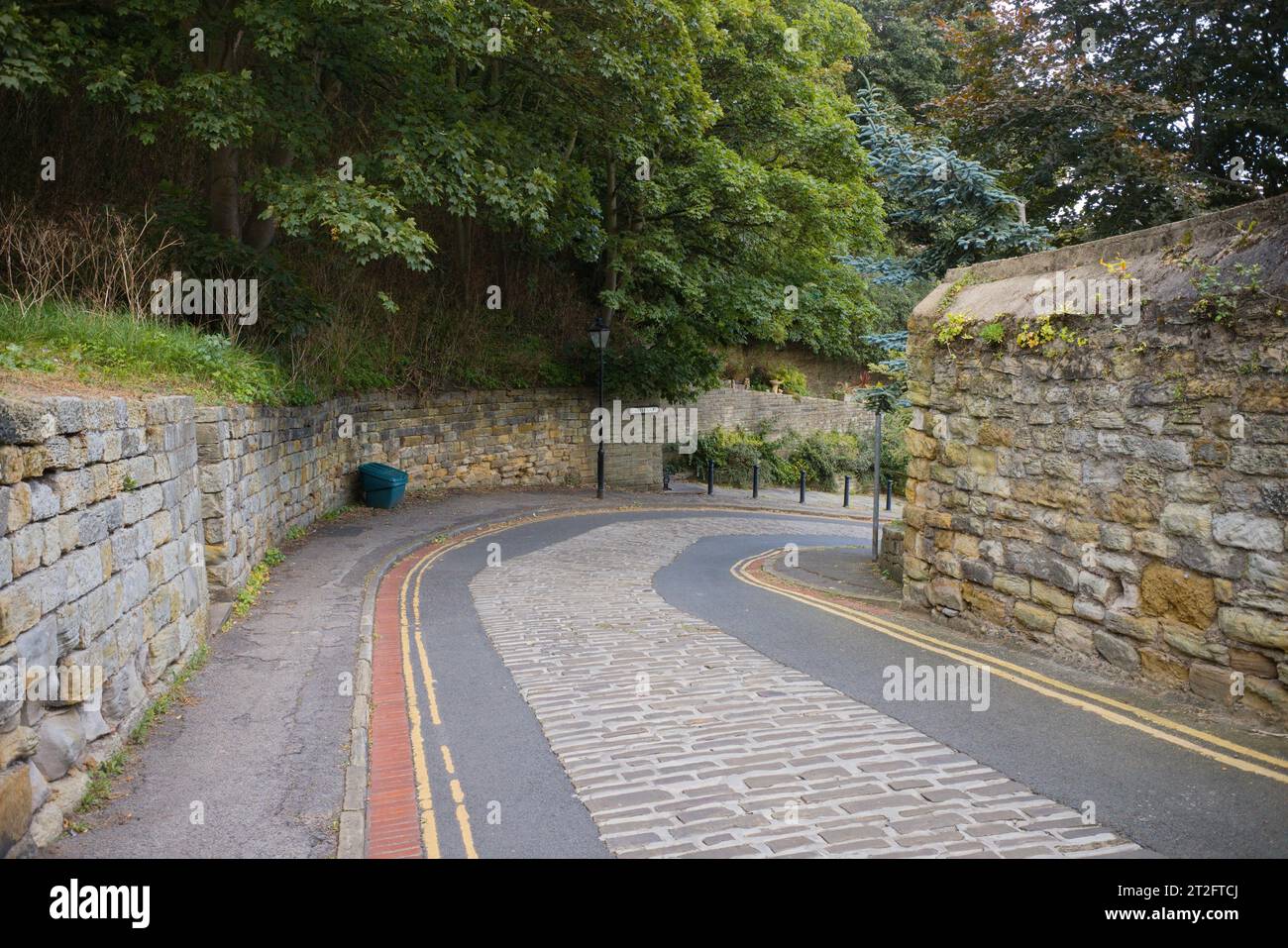 Castlegate Road nel centro storico di Scarborough Foto Stock