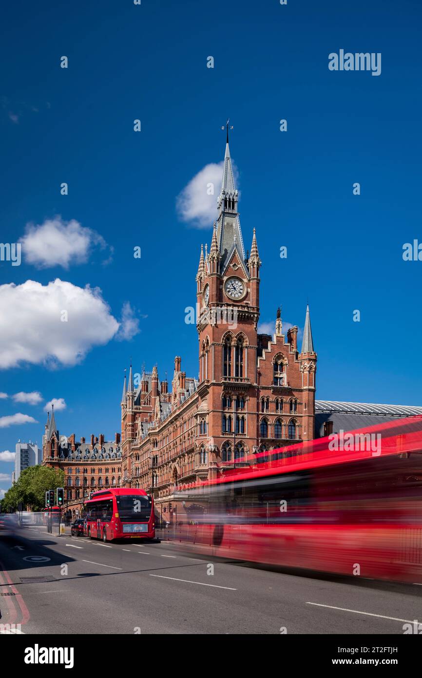 Foto da eroe dello spettacolare e iconico hotel St Pancras Renaissance London a Kings Cross Londra in una soleggiata giornata estiva con cielo blu Foto Stock