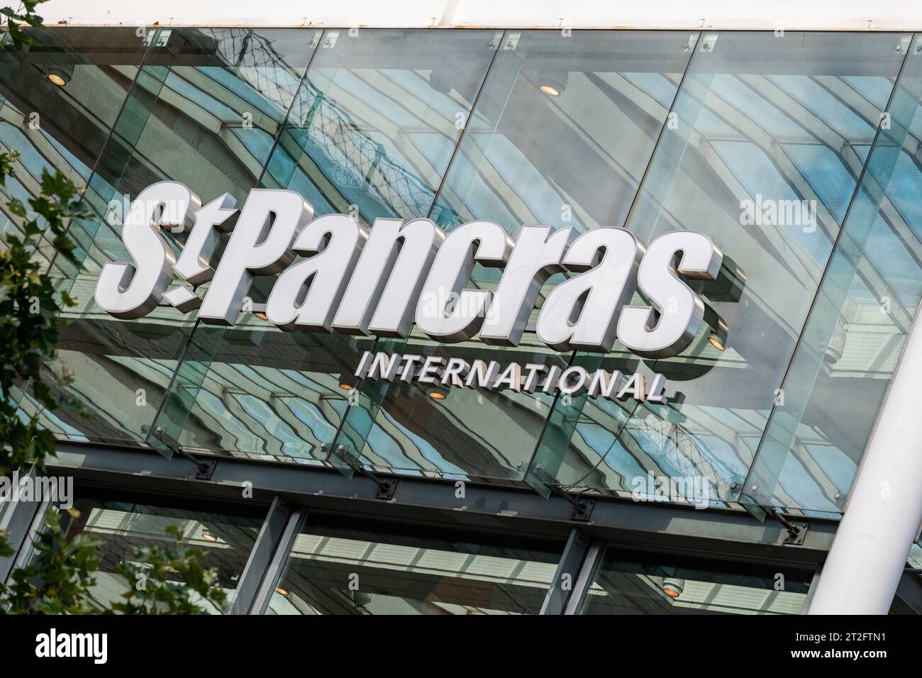 Segnaletica esterna della stazione internazionale di St Pancras, Londra, un importante hub di trasporto e terminal Eurostar. Solo per uso editoriale. Foto Stock