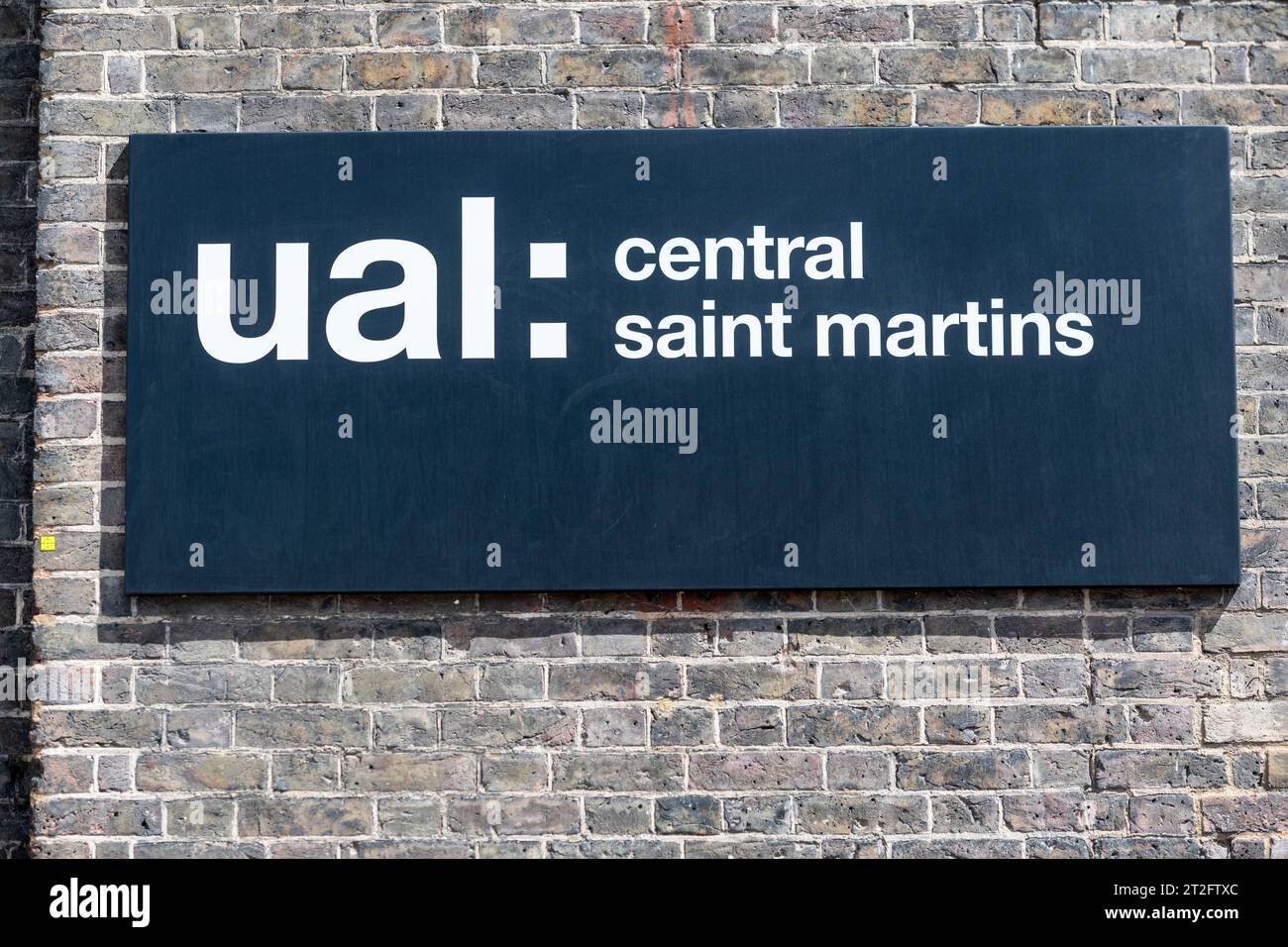 Insegna per UAL: Centro di Saint Martins a Granary Square, Londra, una delle principali università di arte e design ospitata nello storico Granary Building di King's Cro Foto Stock