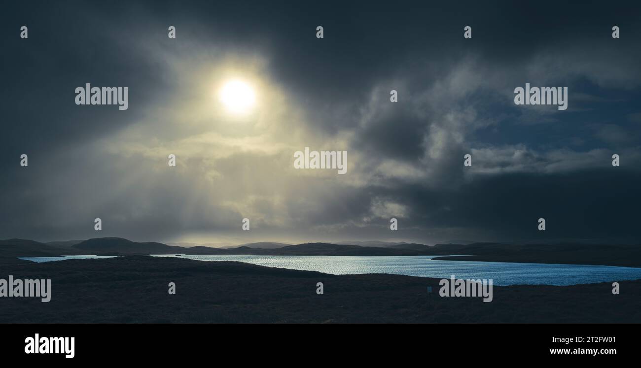 Suggestivo paesaggio dal lato della strada che mostra Loch Lagasbhat Ard sull'isola di Lewis, Ebridi esterne, Scozia Foto Stock