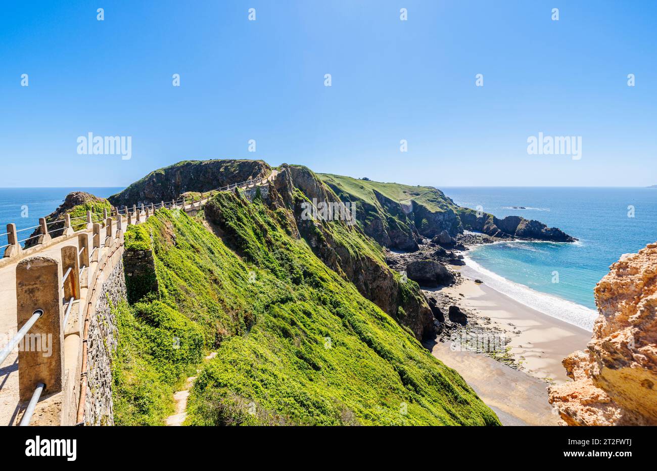 Vista panoramica della spiaggia di la grande Greve vista da la Coupee, uno stretto istmo e una strada che collega Greater Sark a Little Sark, Sark, Isole del Canale Foto Stock
