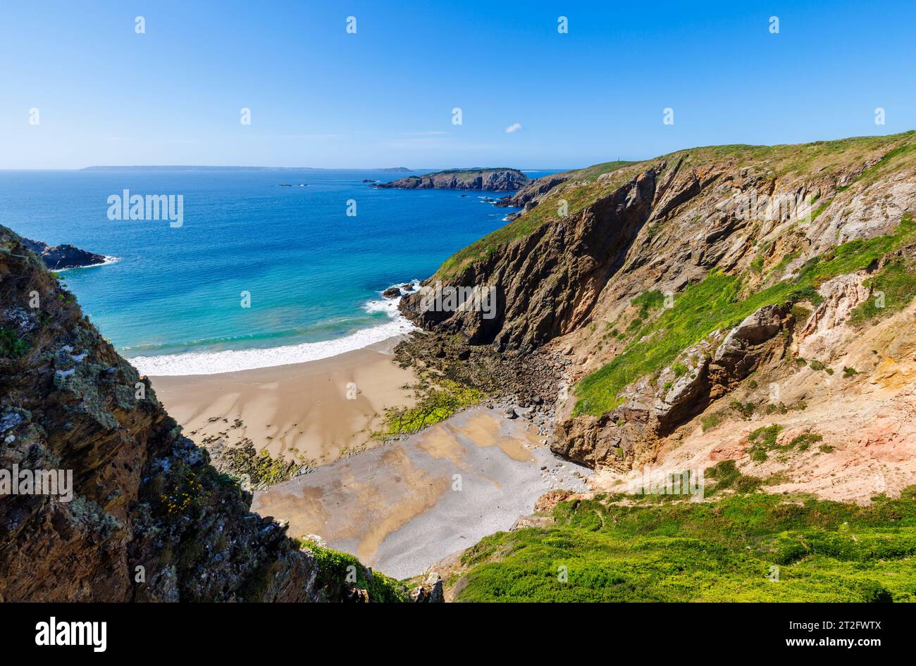 Vista panoramica della spiaggia di la grande Greve vista da la Coupee, uno stretto istmo e una strada che collega Greater Sark a Little Sark, Sark, Isole del Canale Foto Stock