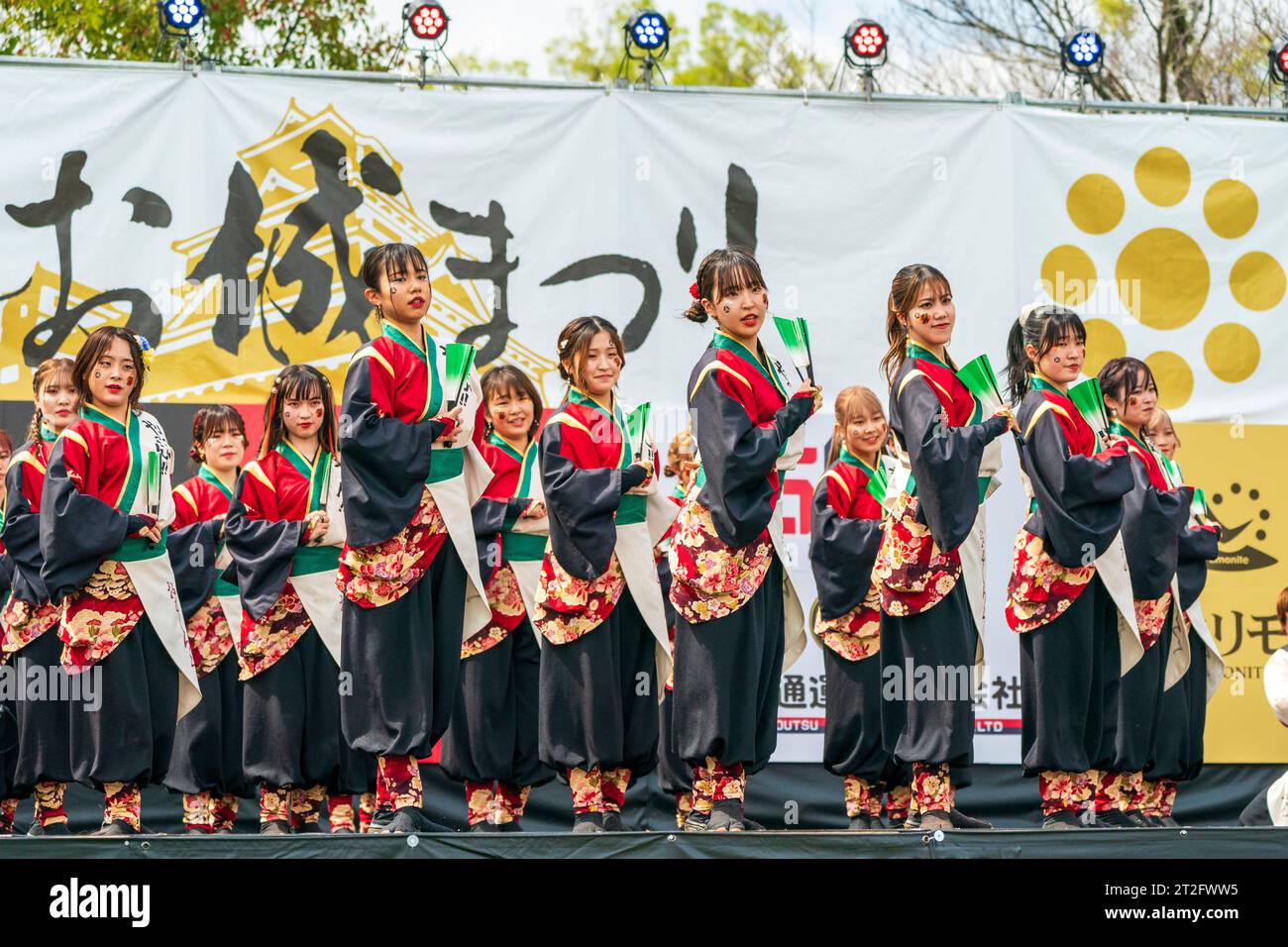 Giovane squadra di ballerine giapponesi di Yosakoi, che tiene tutti fan mentre ballano su un palco all'aperto al festival di danza Kyusyu Gassai a Kumamoto. Foto Stock