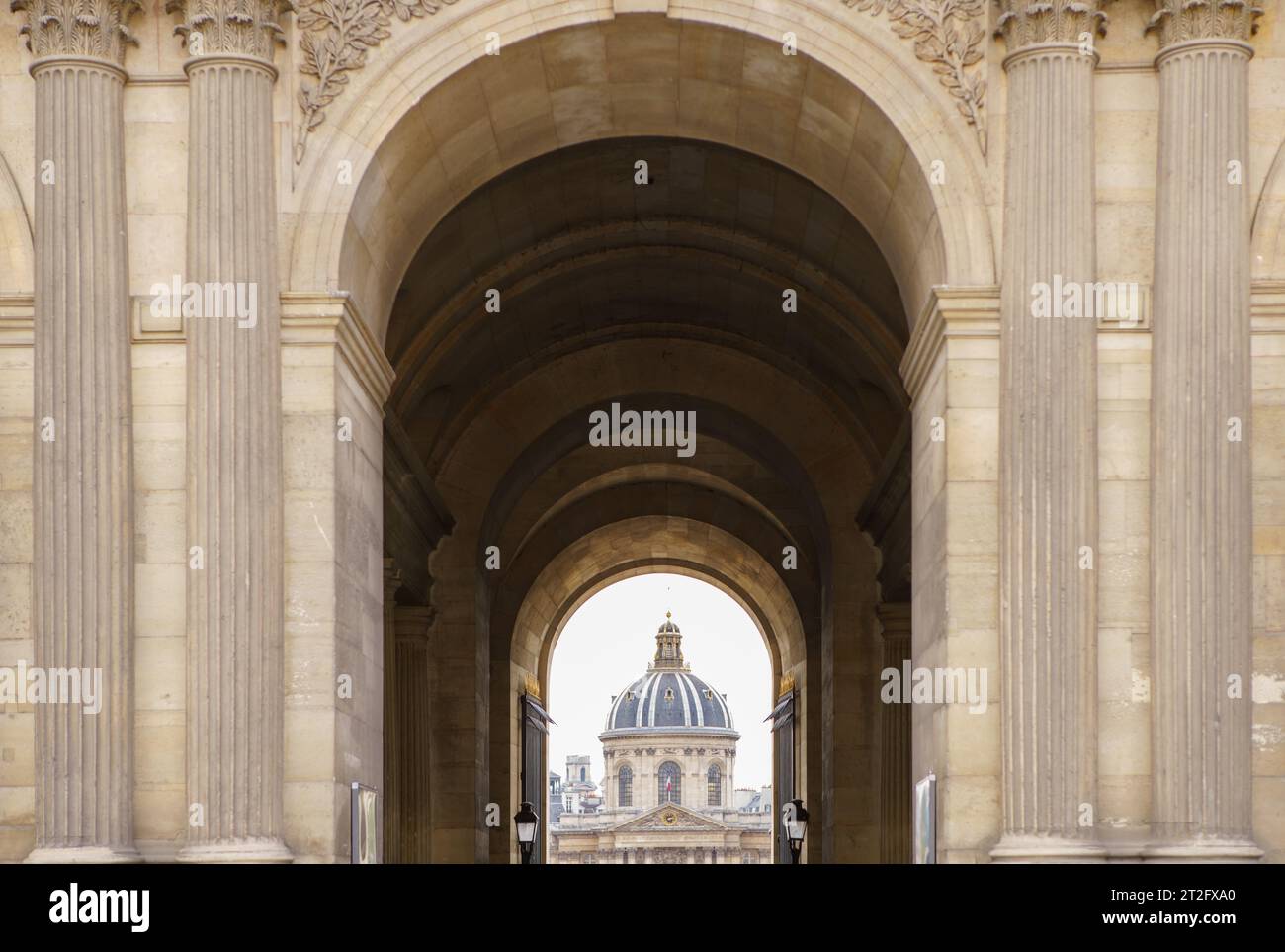 Arco all'ingresso del cortile interno del Louvre, Cour Carrée. PARIGI - 29 APRILE 2019 Foto Stock