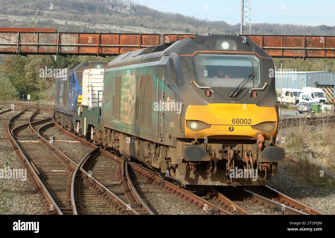 Treno di fiasche nucleare in cima e trainato da due locos DRS UK classe leggera 68, 68002 Intrepid e 68007 Valiant, in avvicinamento a Carnforth, 18 ottobre 2023. Foto Stock