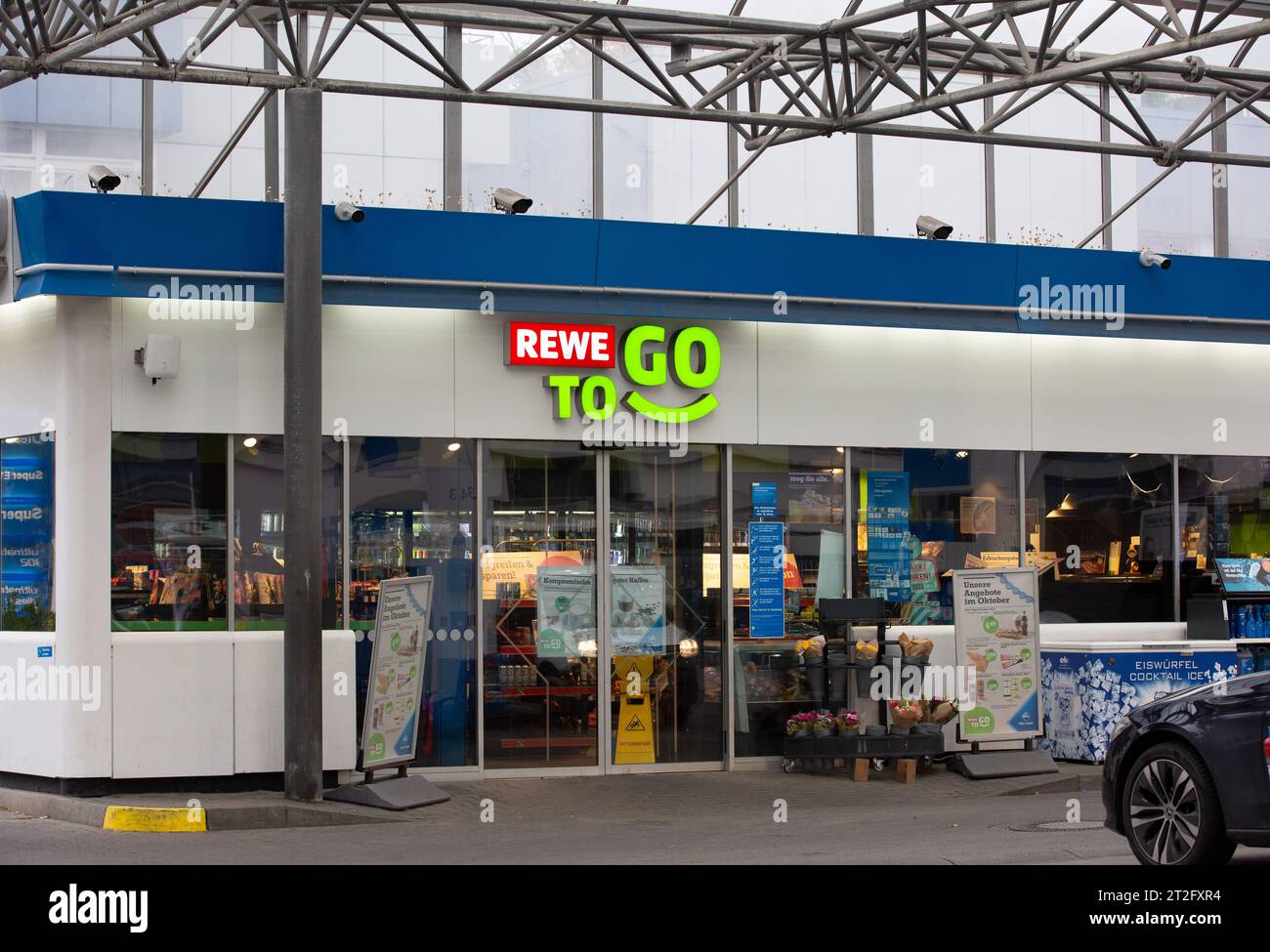 Rewe-to-go in einer Aral-Tankstelle a Berlino *** Rewe andare in una stazione di servizio Aral a Berlino Foto Stock