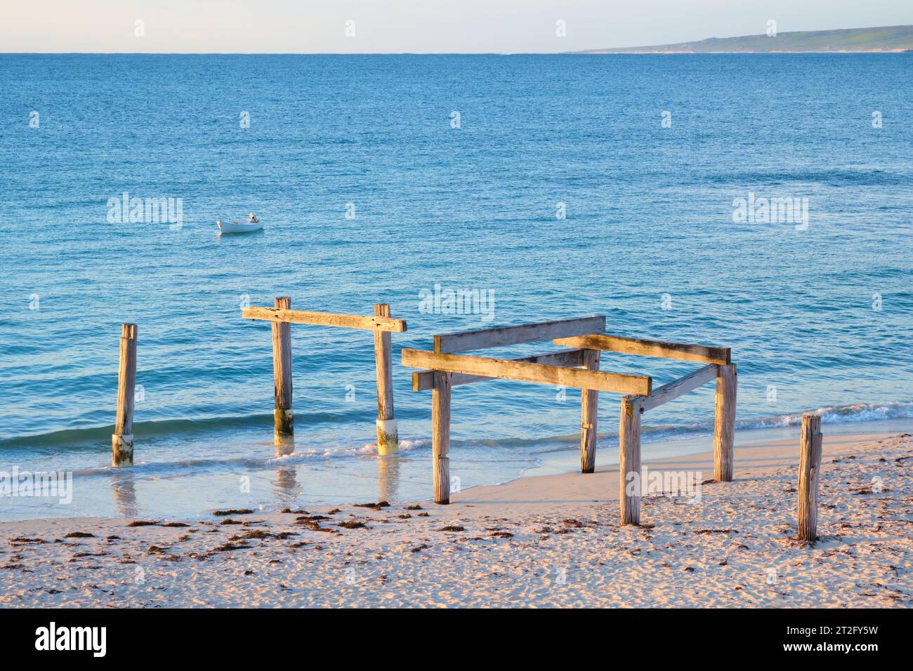 Resti del vecchio molo alla luce del tardo pomeriggio a Hamelin Bay, nella regione sud-occidentale dell'Australia Occidentale. Foto Stock