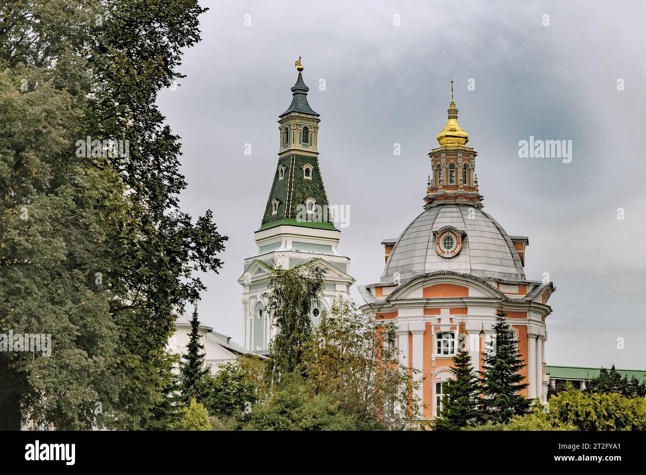 La chiesa della Vergine di Smolensk e la torre Kalich. Trinity Lavra di San Sergio. Russia Foto Stock