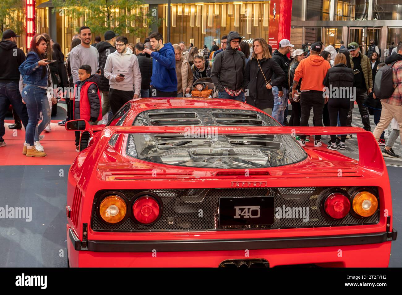 Sportscar Aficionados sbizzarrisce su un'esposizione di veicoli Ferrari presso Hudson Yards a New York martedì 17 ottobre 2023. I 15 veicoli unici nel loro genere, soprannominati Ferrari Game Changers, mostrano diverse Ferrari nel corso degli anni che hanno caratterizzato tecnologie avanzate. (© Richard B. Levine) Foto Stock