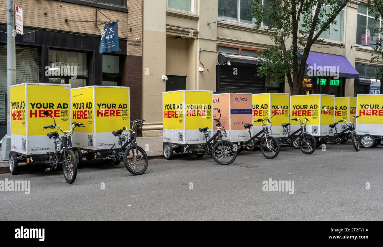 Le bici cargo si sono allineate nel quartiere Flatiron di New York pubblicizzando la loro capacità di essere pubblicizzate mercoledì 18 ottobre 2023 durante Adweek. (© Richard B. Levine) Foto Stock