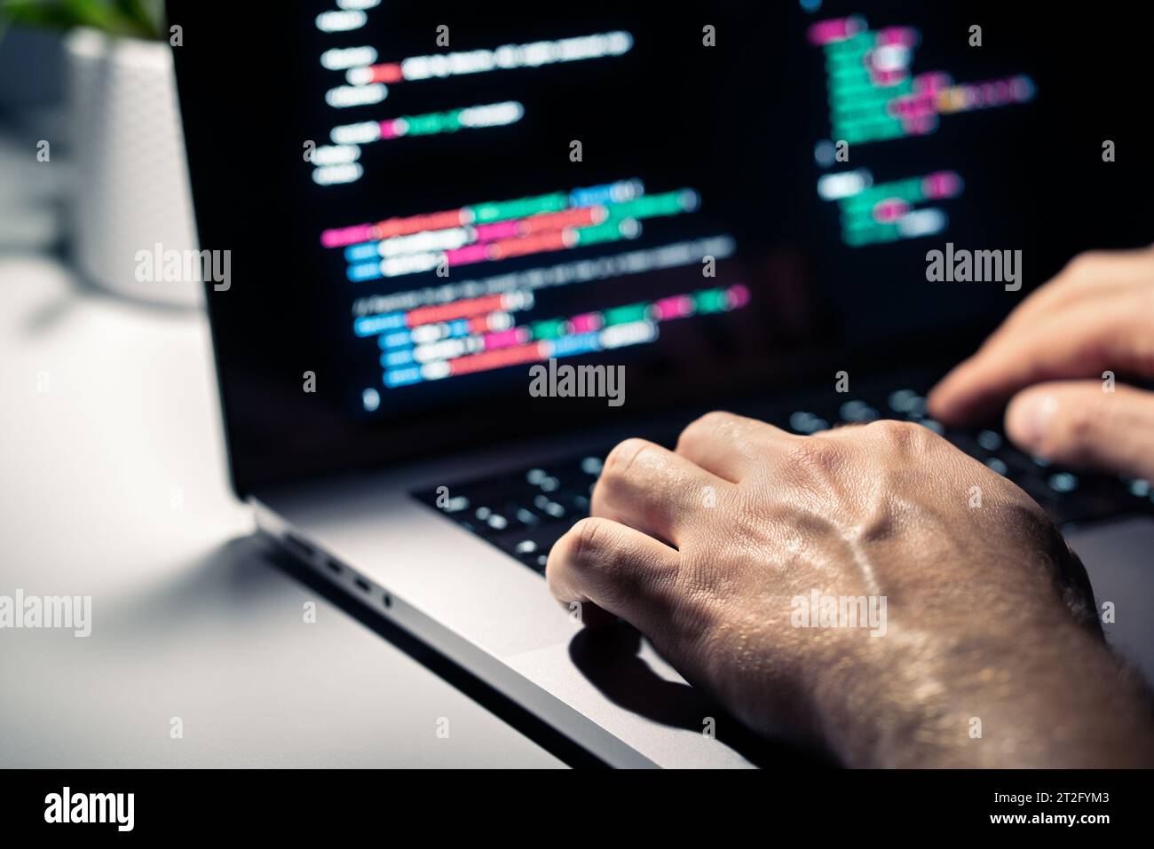 Hacker con codice malware sullo schermo del computer. Sicurezza informatica, privacy o attacchi informatici. Programmatore o criminale di frode scrivendo software antivirus. Foto Stock