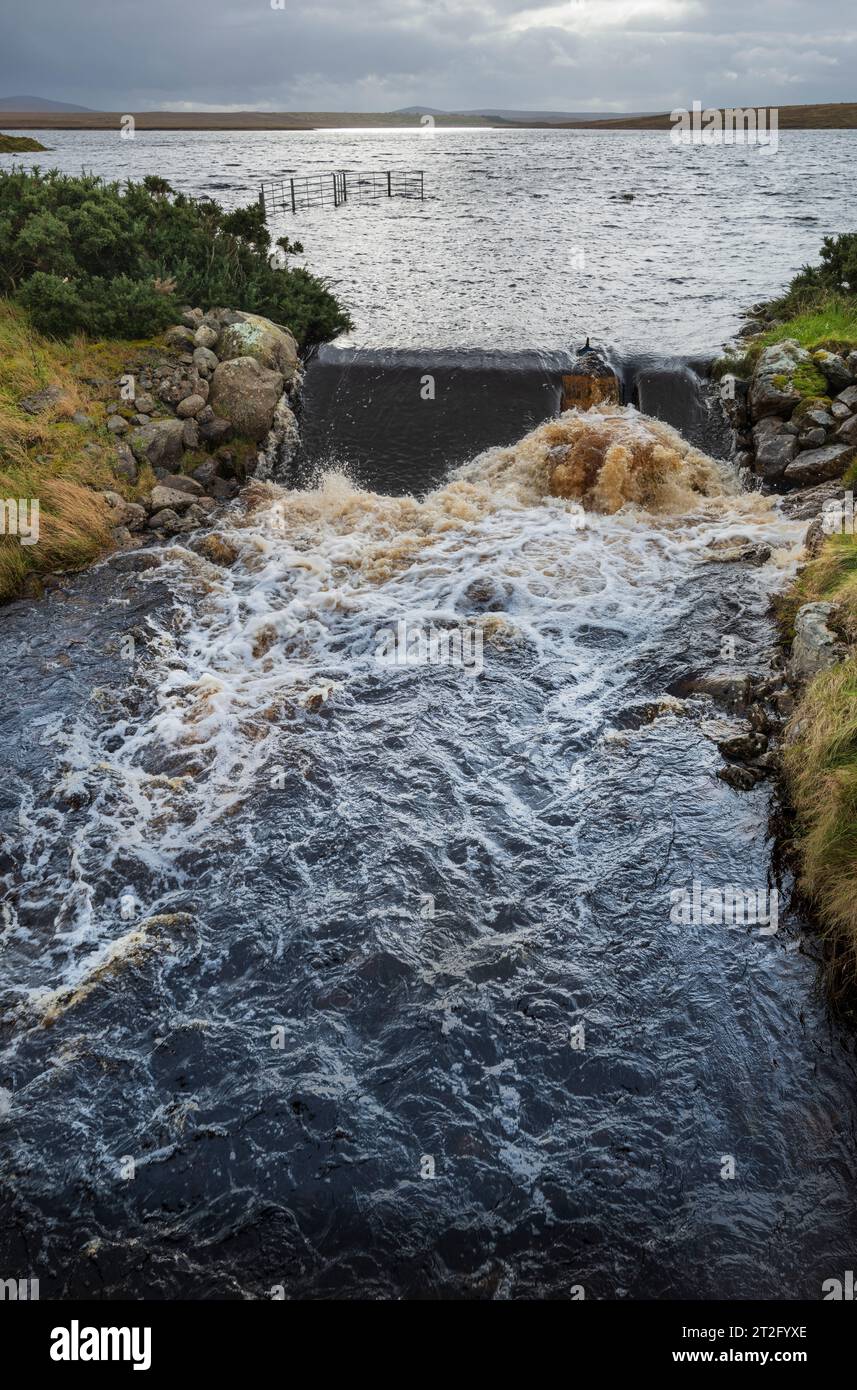 Loch Bruthadal in una giornata tormentata e umida, Isola di Lewis, Ebridi esterne, Scozia Foto Stock