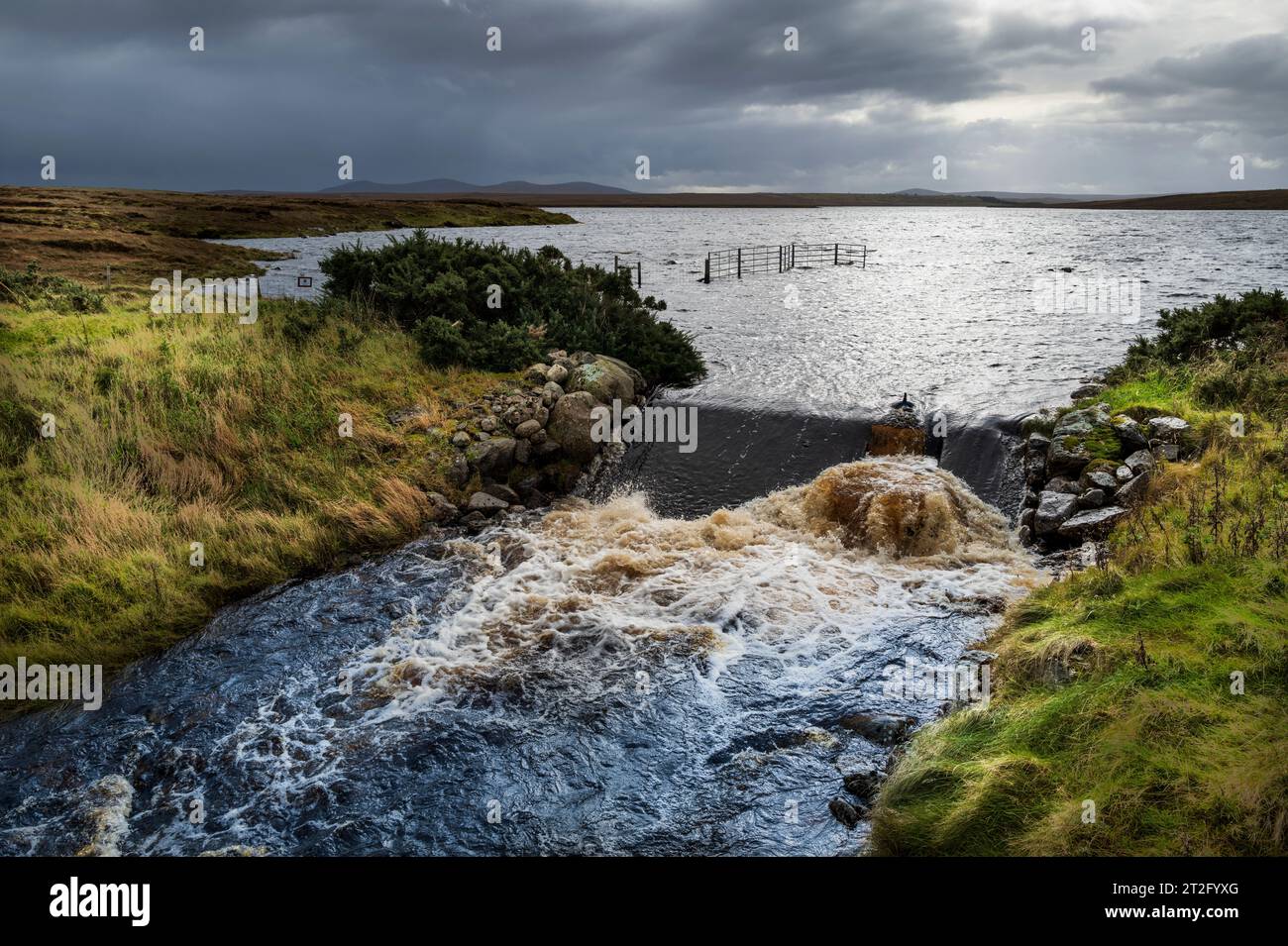 Loch Bruthadal in una giornata tormentata e umida, Isola di Lewis, Ebridi esterne, Scozia Foto Stock