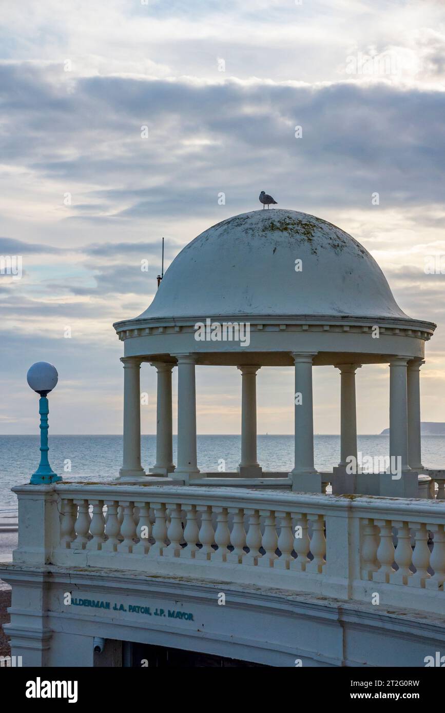 Ricoveri decorativi a cupola e balaustre sul lungomare di Bexhill on Sea, un resort costiero nell'East Sussex, nel sud-est dell'Inghilterra, Regno Unito. Foto Stock