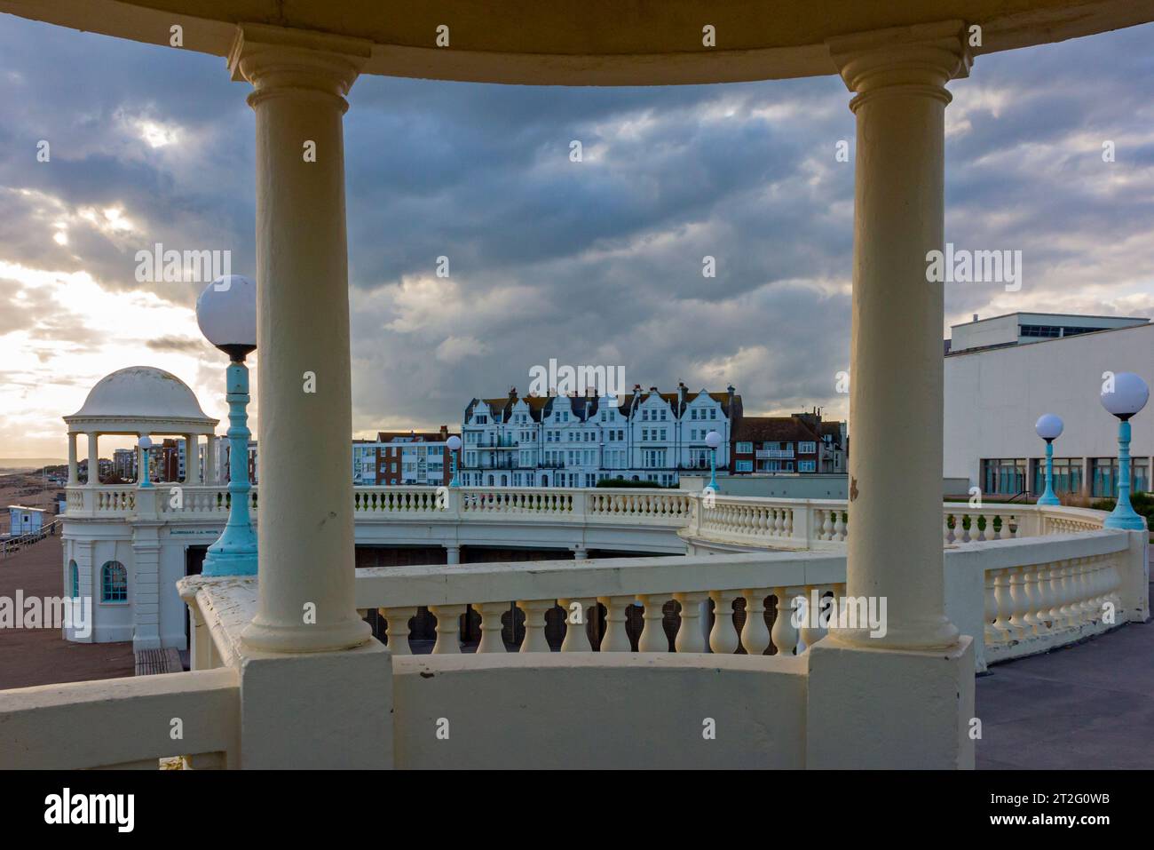 Ricoveri decorativi a cupola e balaustre sul lungomare di Bexhill on Sea, un resort costiero nell'East Sussex, nel sud-est dell'Inghilterra, Regno Unito. Foto Stock