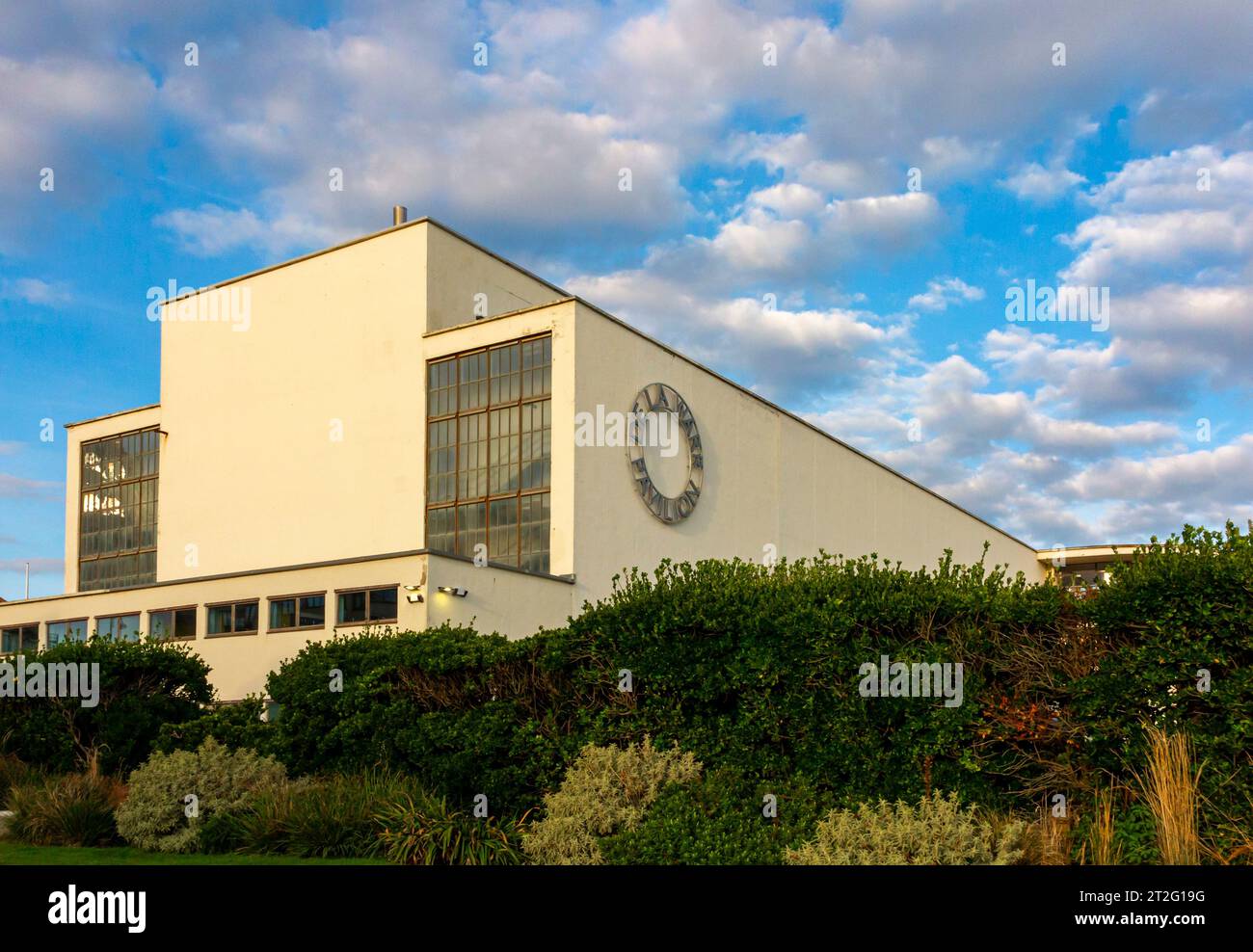 Esterno del De la Warr Pavilion a Bexhill sul Sea East Sussex UK progettato da Erich Mendelsohn e Serge Chermayeff nel 1935. Foto Stock