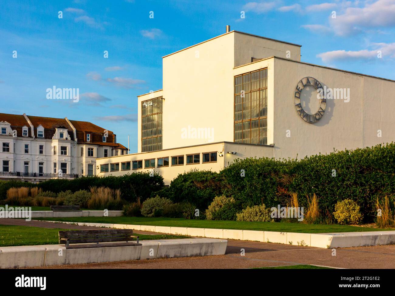 Esterno del De la Warr Pavilion a Bexhill sul Sea East Sussex UK progettato da Erich Mendelsohn e Serge Chermayeff nel 1935. Foto Stock