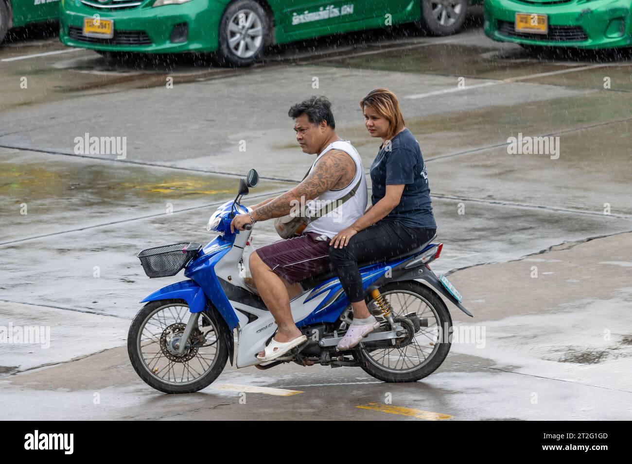 SAMUT PRAKAN, THAILANDIA, 03 ottobre 2023, un paio di motociclette sulla strada piovosa Foto Stock