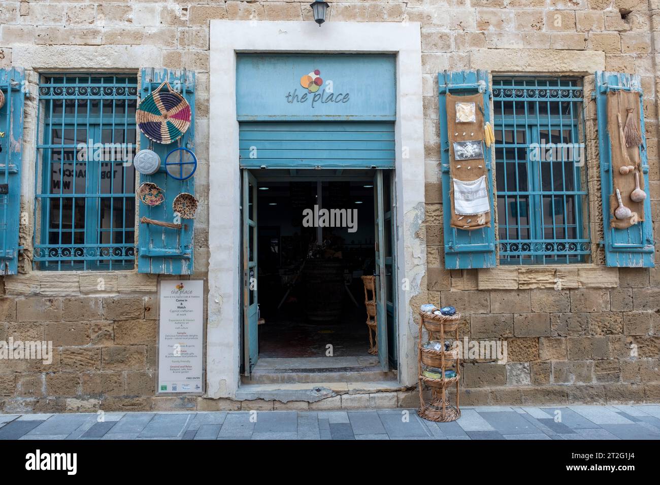 Negozio decorato di fronte alla città vecchia di Paphos, Paphos, Cipro. Foto Stock Negozio decorato di fronte alla città vecchia di Paphos, Paphos, Cipro. Foto Stock