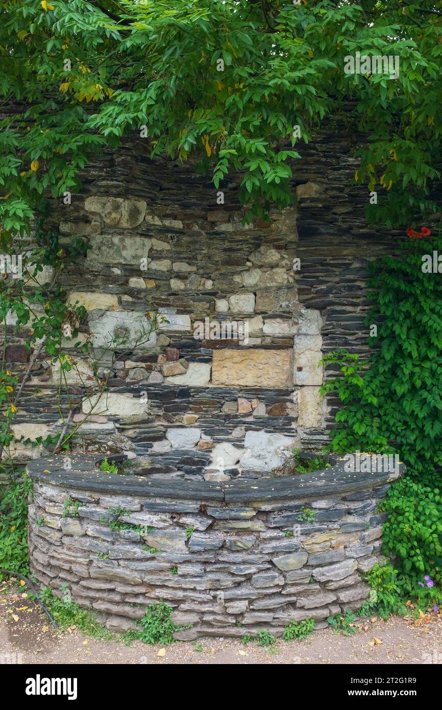 Angers, Francia, 2023. Il vecchio pozzo di ardesia nei giardini della Château d'Angers (verticale) Foto Stock