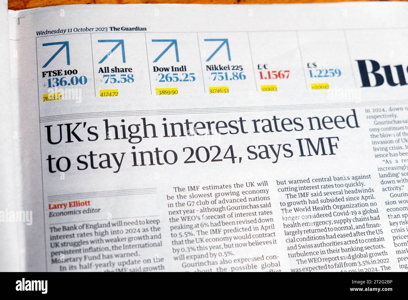 "Gli alti tassi di interesse del Regno Unito per rimanere nel 2024, dice il quotidiano del FMI" Guardian headline Bank of England Business Section articolo 11 ottobre 2023 Londra Regno Unito Foto Stock
