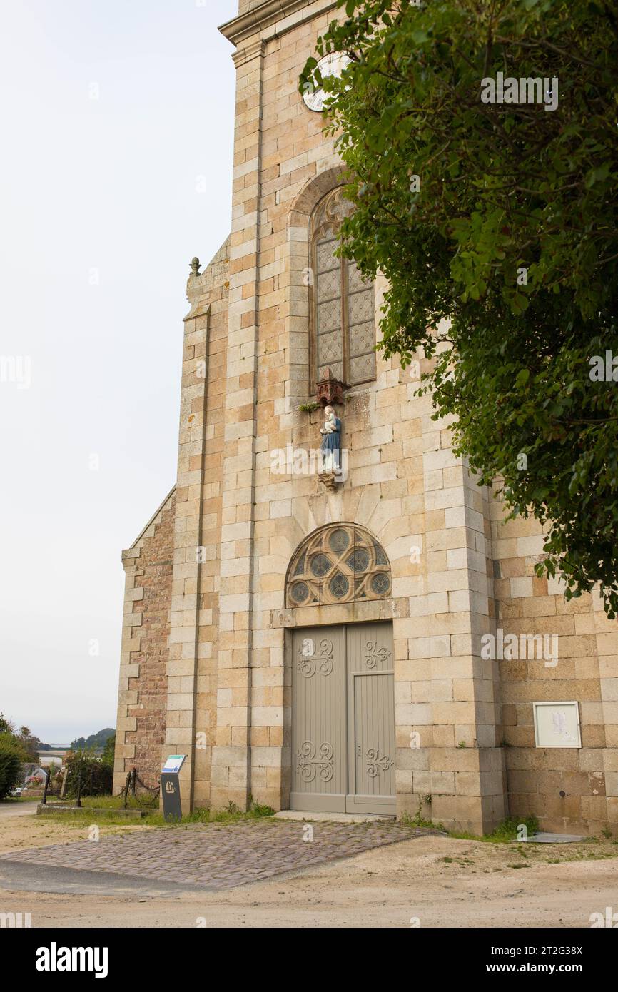 Ingresso alla Chiesa di San Sansone, Notre Dame de Beauport a Paimpol, Cotes-d'Armor, Bretagna, Francia. Shot verticale. Foto Stock