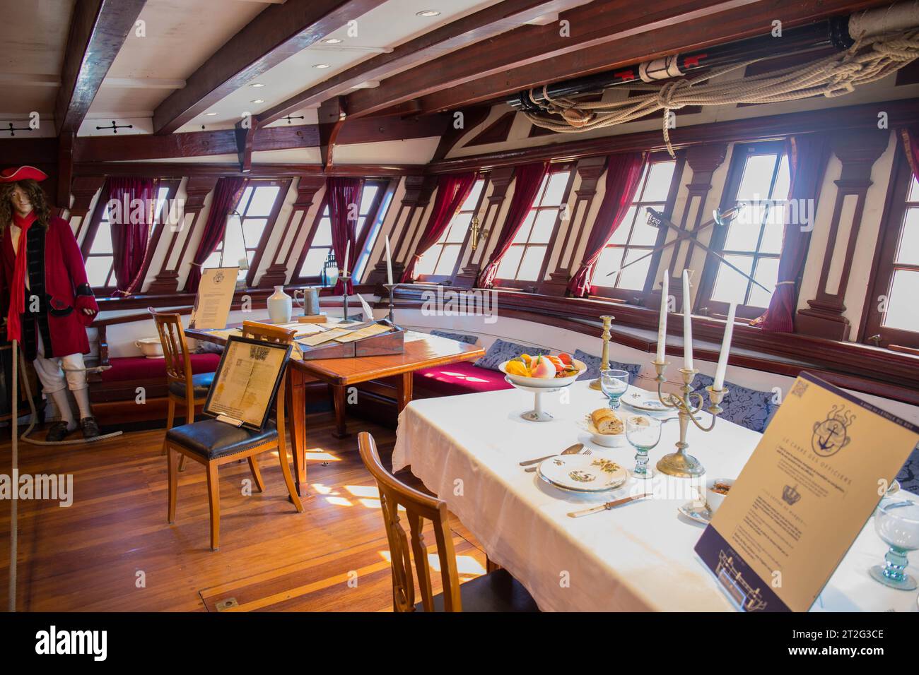 Il saloon dell'Etoile du Roy, una replica del corsaro del XVIII secolo frigate ancorata a Saint Malo, Bretagna, Francia. Foto Stock