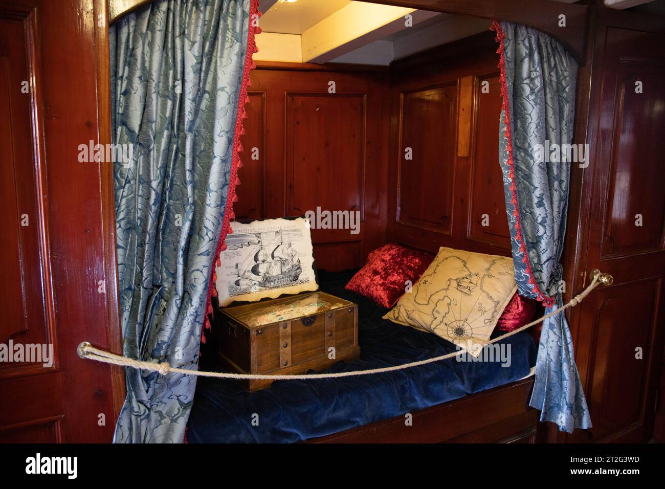 La cabina del capitano nell'Etoile du Roy, una replica del corsaro Frigate del XVIII secolo ancorata a Saint Malo, Bretagna, Francia. Foto Stock