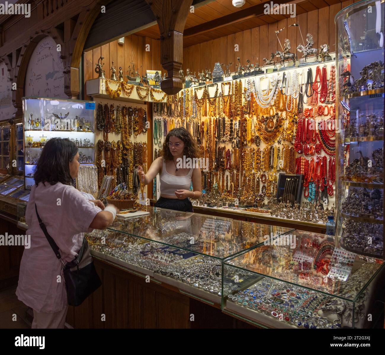 Interno con negozio di souvenir, sala dei tessuti di Cracovia (Sukiennice), città vecchia, Kraków, Polonia Foto Stock