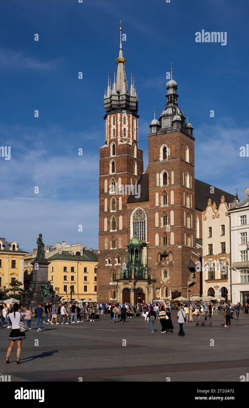 Basilica di Santa Maria e Piazza del mercato principale a Kraków, Polonia Foto Stock