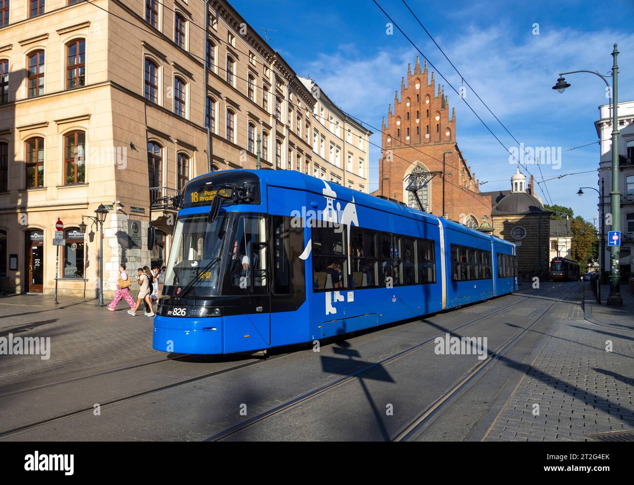 Tram in via Dominikańska di fronte alla Chiesa di San Francesco d'Assisi, Cracovia, Polonia Foto Stock