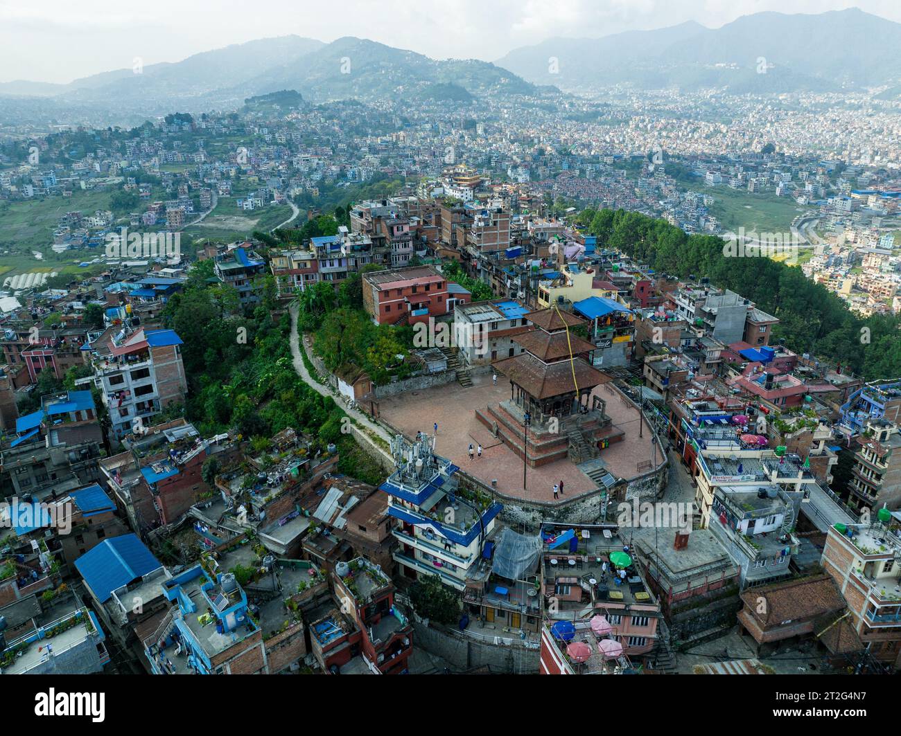 Vista aerea del Tempio di Uma Maheshwar, Kirtipur, Nepal. Kathmandu. Palazzi ed edifici. Terrazze e case, strade cittadine. 10-13-2023 Foto Stock