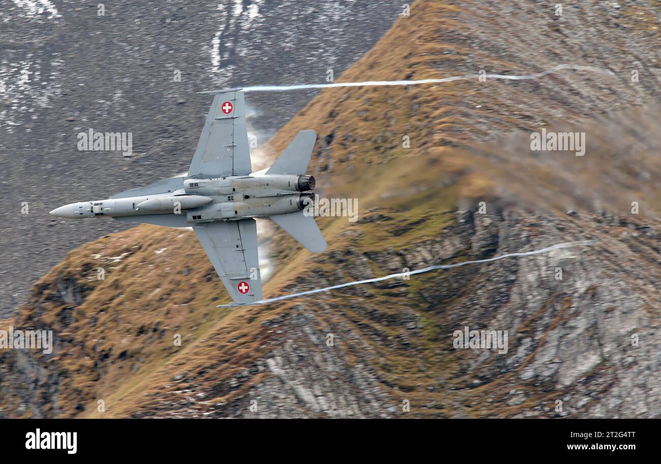 Ein Kampfflugzeug der Schweizer Luftwaffe vom Typ McDonnell Douglas fa-18C Hornet. Flugvorführungen der Schweizer Luftwaffe auf dem Fliegerschiessplatz Axalp-Ebenfluh AM 18. Oktober 2023. Axalp ob Brienz Kanton Bern Schweiz *** Un caccia caccia svizzero McDonnell Douglas fa 18C Hornet dimostrazioni di volo presso la gamma aerea Axalp Ebenfluh il 18 ottobre 2023 Axalp ob Brienz Canton Berna Svizzera credito: Imago/Alamy Live News Foto Stock