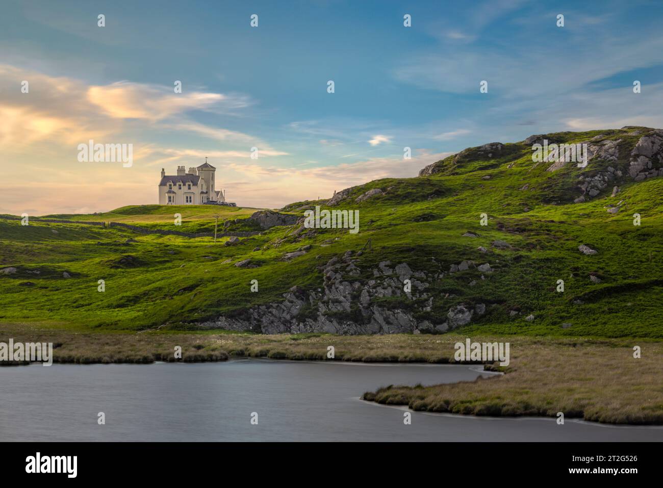 Un hotel in una posizione molto panoramica vicino a Uig Bay, Isola di Lewis, Scozia. Foto Stock