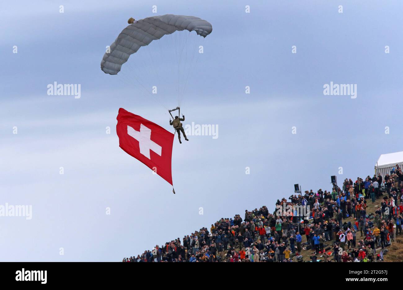 Ein Freifaller der Schweizer Armee mit Schweizer Flagge über den Zuschauern auf der Axalp. Flugvorführungen der Schweizer Luftwaffe auf dem Fliegerschiessplatz Axalp-Ebenfluh AM 18. Oktober 2023. Axalp ob Brienz Kanton Berna Schweiz *** Un Faller libero dell'esercito svizzero con bandiera svizzera sopra gli spettatori delle dimostrazioni di volo dell'Axalp Swiss Air Force presso il raggio di tiro dell'aeronautica di Axalp Ebenfluh il 18 ottobre 2023 Axalp ob Brienz Canton Berna Svizzera credito: Imago/Alamy Live News Foto Stock