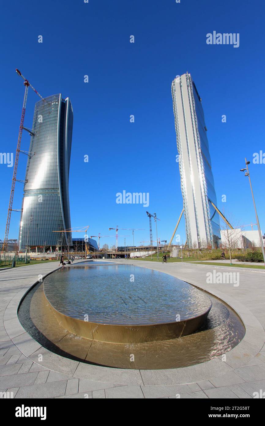 Milano, Italia. La vista del quartiere City Life dalla fontana in piazza Elsa Morante, la torre Isozaki sulla destra e la torre Hadid sulla sinistra Foto Stock