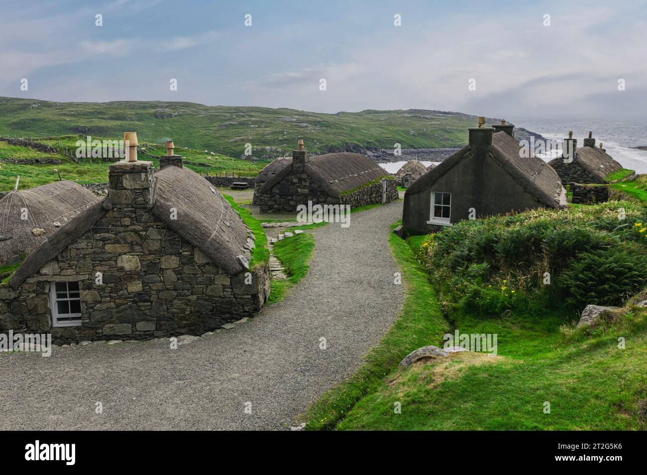 Gearrannan Blackhouse Village è un villaggio restaurato sull'isola di Lewis, in Scozia, che offre uno scorcio della tradizionale via delle Ebridi Foto Stock