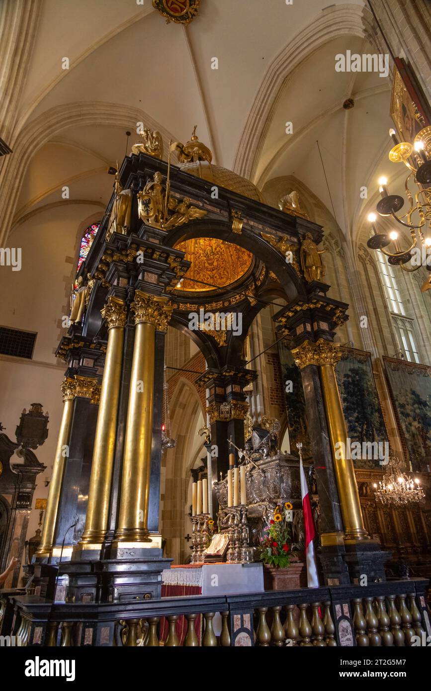 Altare maggiore con baldacchino in marmo nero, Cattedrale di Wawel, Cracovia, Polonia Foto Stock