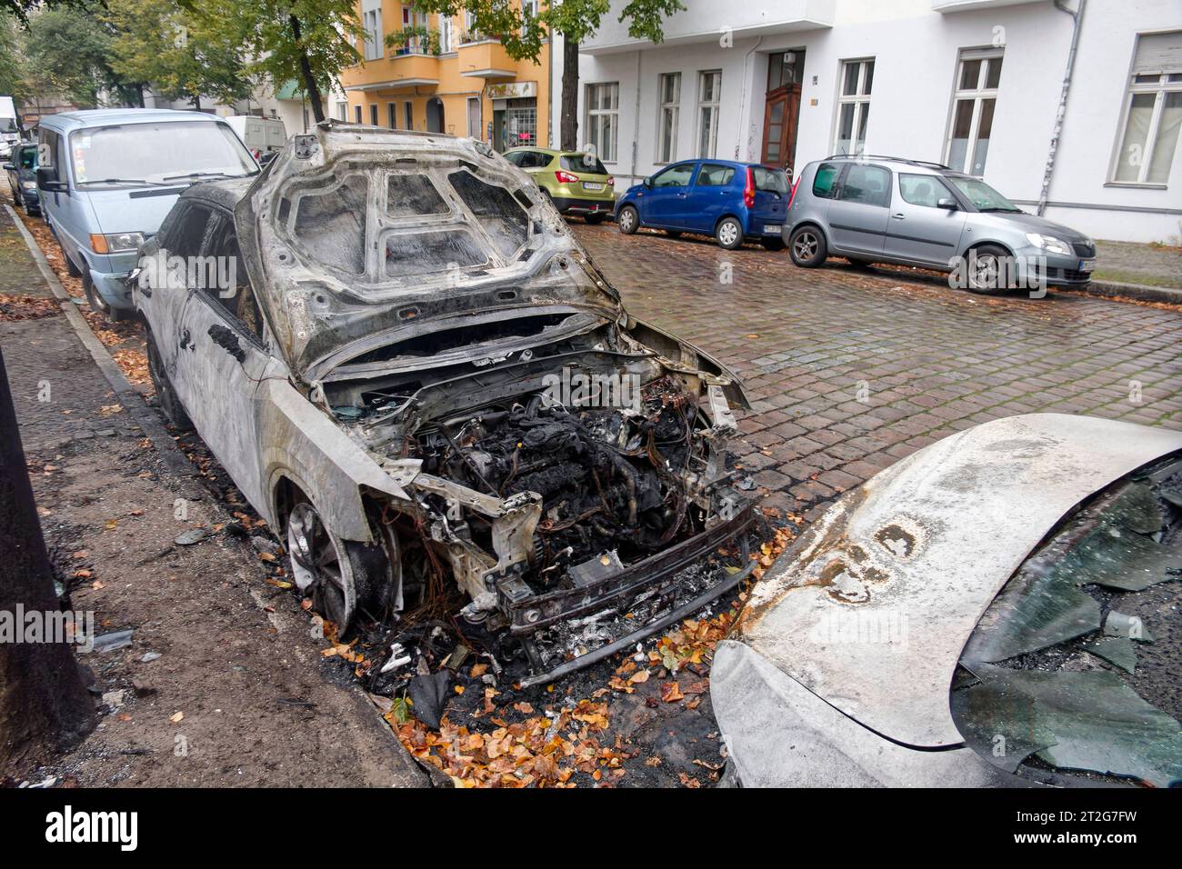 Ausgebrannte Fahrzeuge in der Liberdastrasse in Neukölln, Vandalismus, Krawalle, Berlin-Neukölln Ausgebrannte Fahrzeuge in der Liberdastrasse in Neukölln, Vandalismus, Krawalle, Berlin-Neukölln ** ha bruciato veicoli in Liberdastrasse a Neukölln, vandalismo Neukölln, rivolte, Berlino Neukölln bruciato veicoli in Liberdastrasse a Neukölln, vandalismo, sommosse, Berlino Alamy Credit: Live Foto Stock