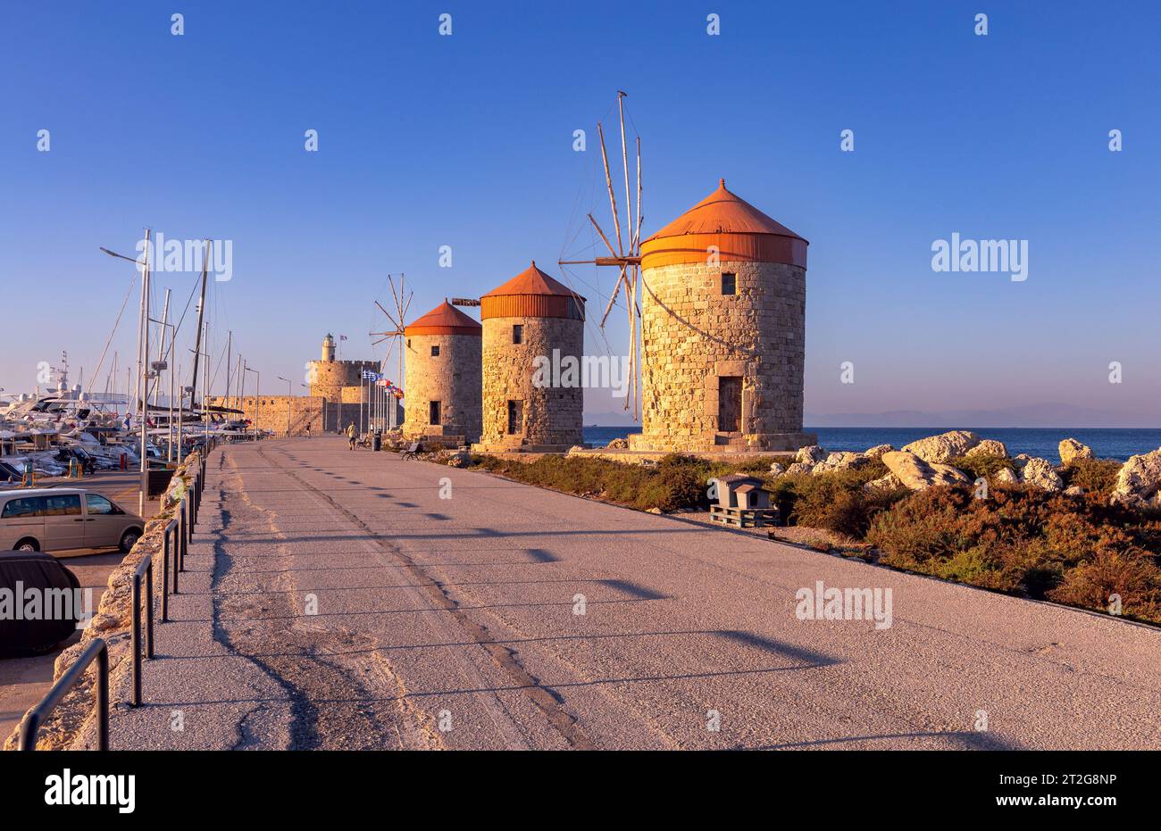 Antichi mulini a vento medievali sulla St Nicholas Pier a Rodi. Grecia. Foto Stock