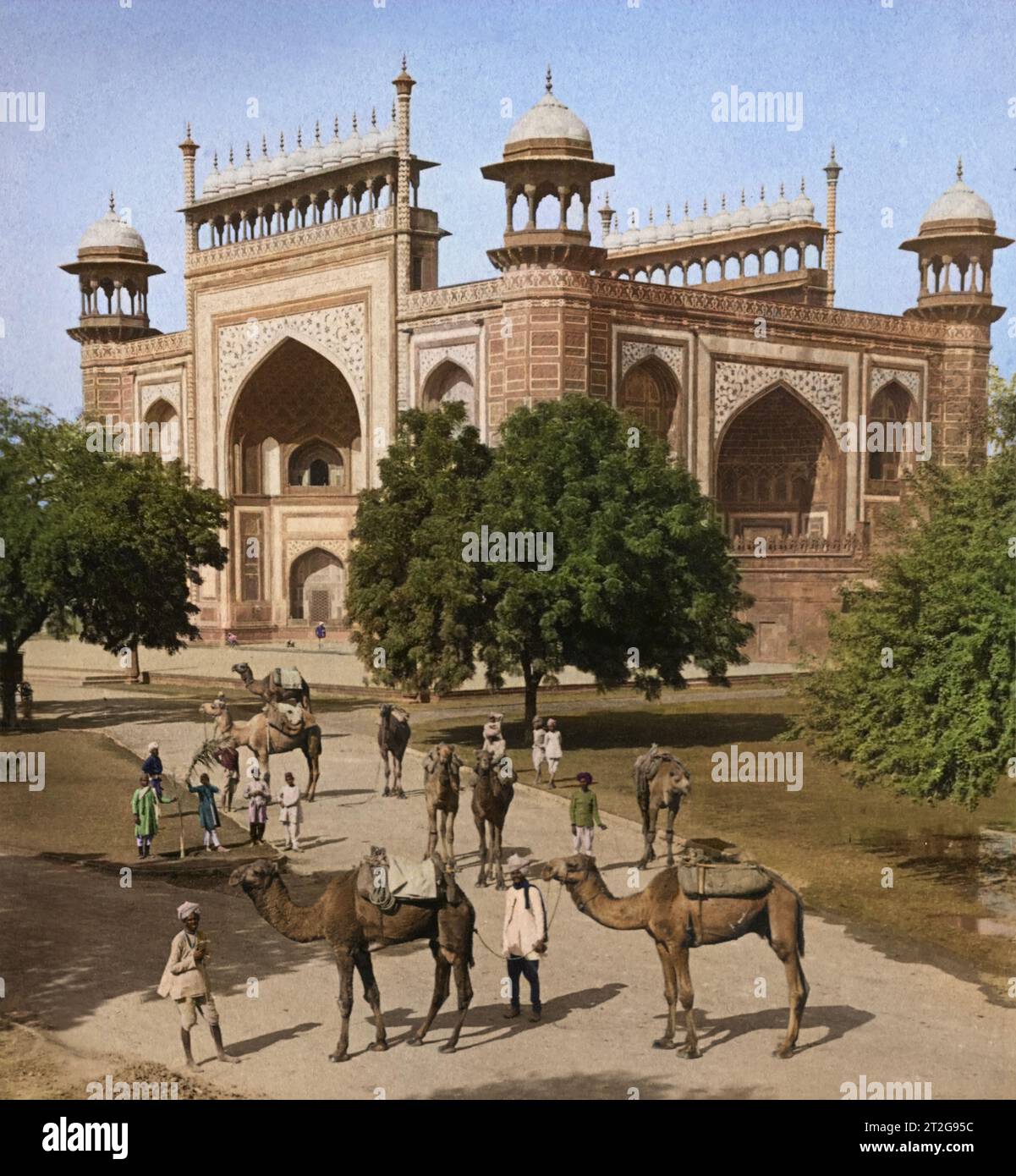 Cammelli in attesa sul lato sud-est di Darwaza-i-Rauza (porta d'ingresso) per il famoso Taj Mahal, Agra, India. 1903. Di Underwood & Underwood. Foto Stock