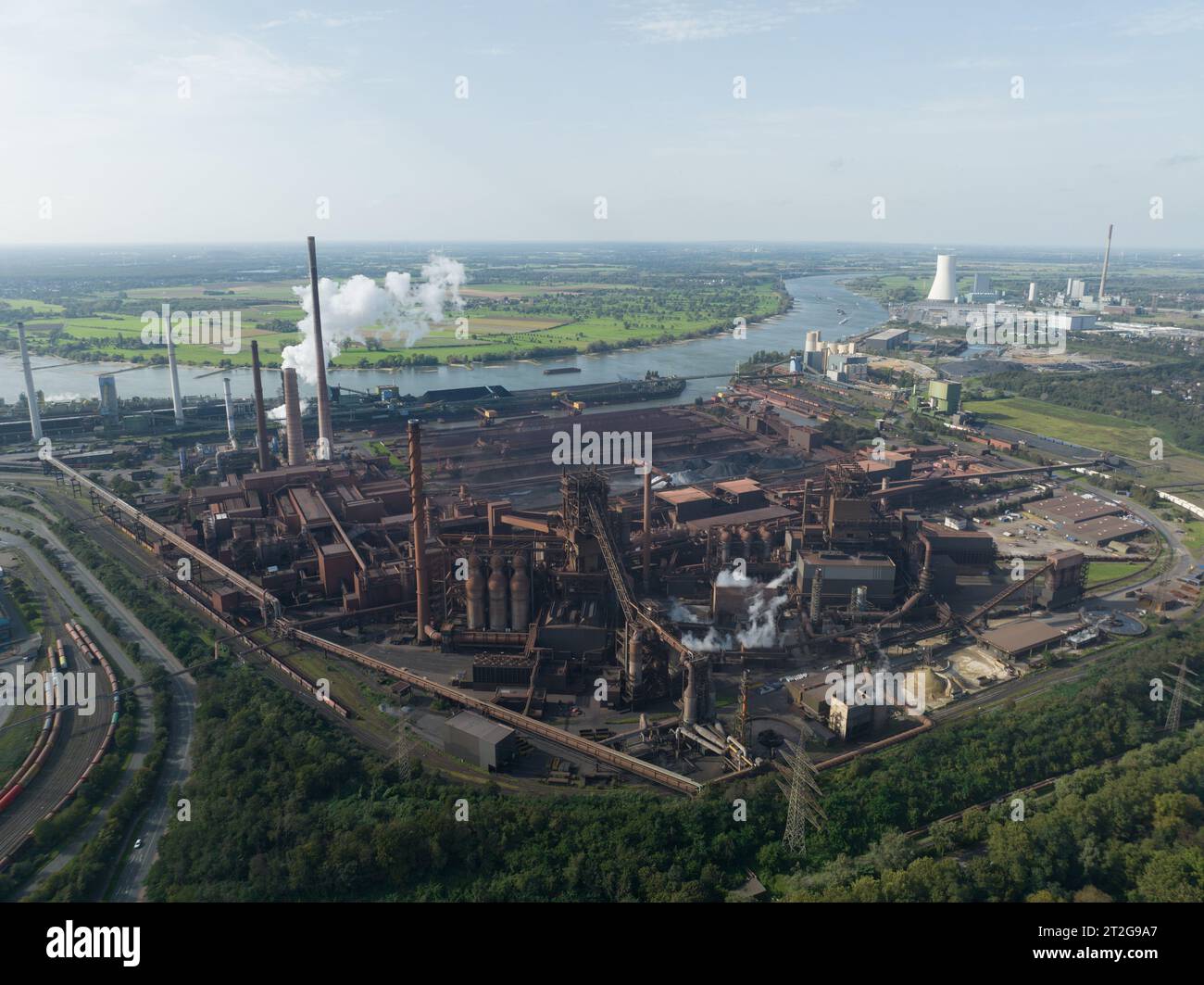 Industria dei metalli pesanti, altoforni, una delle più grandi acciaierie della Germania, alti camini, che fanno parte dell'impianto di sinterizzazione. Duisburg Foto Stock