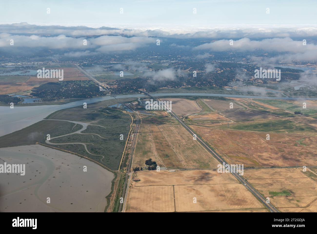 Vista aerea delle strade e dei corsi d'acqua che attraversano i campi agricoli del delta del fiume Sacramento Foto Stock